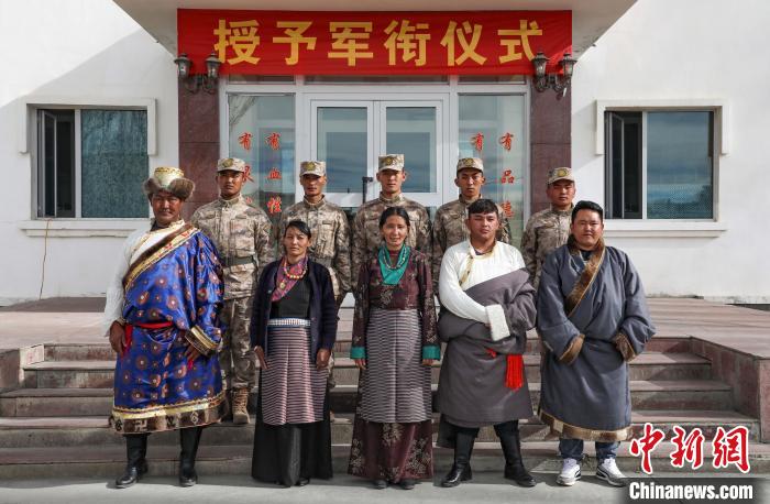 圖為列兵代表與親人合影留念?！詵| 攝
