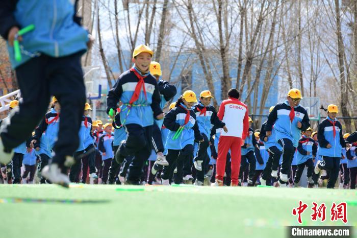 圖為學生在跳繩教練齊景龍的指導下做準備運動?！∝暩聛硭?攝