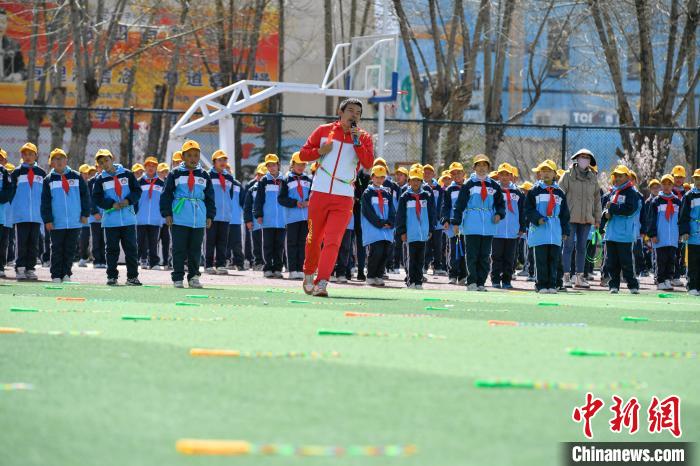 圖為學生在跳繩教練齊景龍的指導下做準備運動?！∝暩聛硭?攝