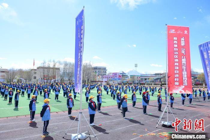 圖為學生在跳繩教練齊景龍的指導下做準備運動?！∝暩聛硭?攝