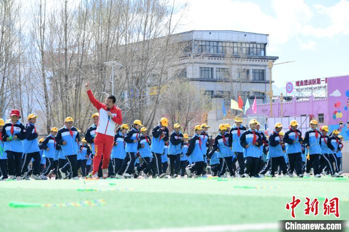 圖為學生在跳繩教練齊景龍的指導下做準備運動?！∝暩聛硭?攝
