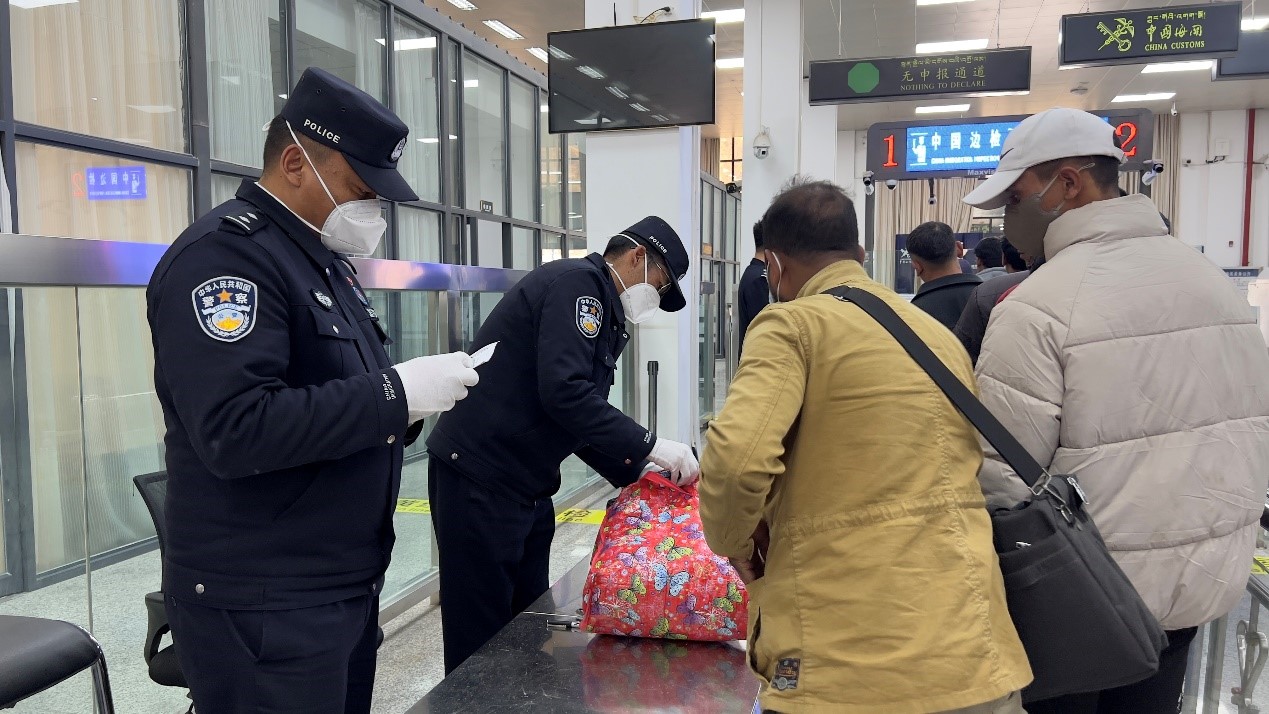 吉隆口岸移民管理警察正在對行李物品進行檢查。人民網(wǎng)記者 唐宋攝