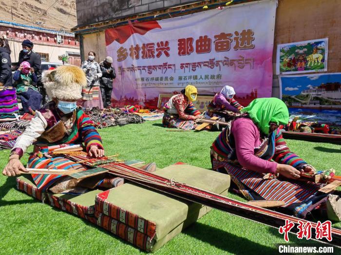 圖為2022年，安多縣雁石坪鎮(zhèn)“鄉(xiāng)村振興那曲奮進(jìn)”編織技藝比賽現(xiàn)場。資料圖 那曲市“鄉(xiāng)村振興 那曲奮進(jìn)”活動辦供圖