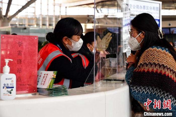 圖為機(jī)場工作人員為旅客提供服務(wù)。　周航 攝