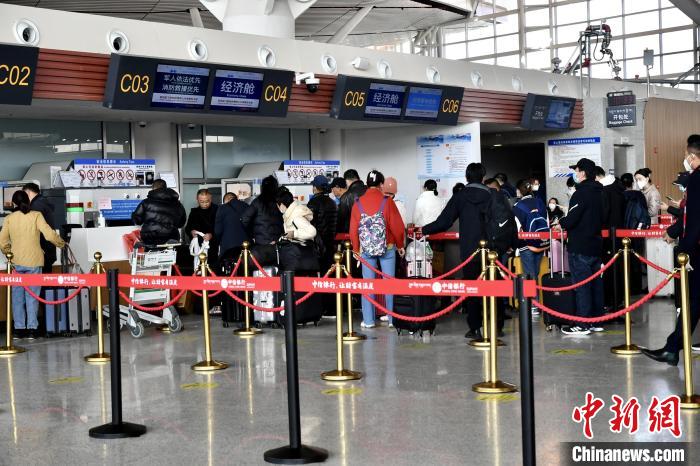 圖為旅客辦理登機(jī)手續(xù)?！≈芎?攝