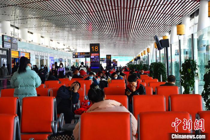 圖為旅客在機(jī)場候機(jī)室等待登機(jī)。　周航 攝