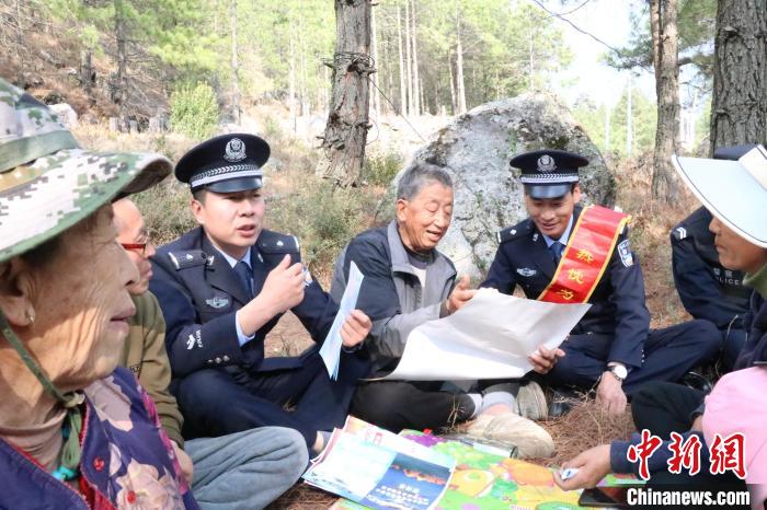 圖為竹瓦根邊境派出所民警為轄區(qū)群眾宣講森林防火常識?！≈裢吒吘撑沙鏊?供圖