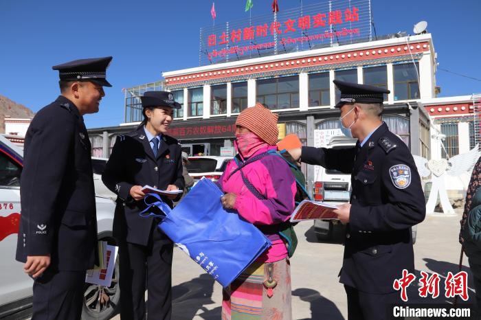 圖為日土邊境派出所民警在選轄區(qū)宣講國家安全知識?！∪尾?攝