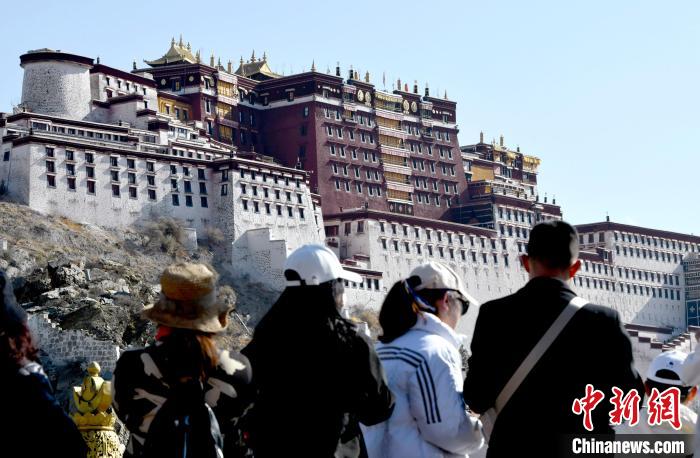 4月17日，游客在拉薩布達(dá)拉宮觀景臺(tái)拍照留念?！±盍?攝