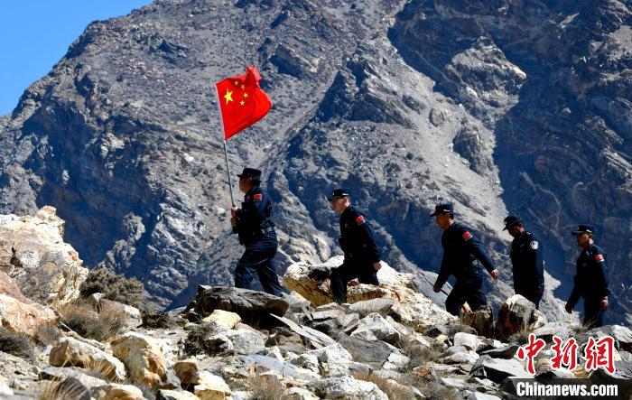底雅邊境派出所民警夏永軍(左一)在巡邏中?！±盍?攝