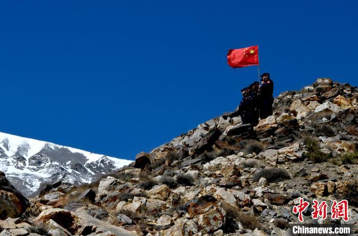 底雅邊境派出所民警夏永軍(右一)在巡邏中?！±盍?攝