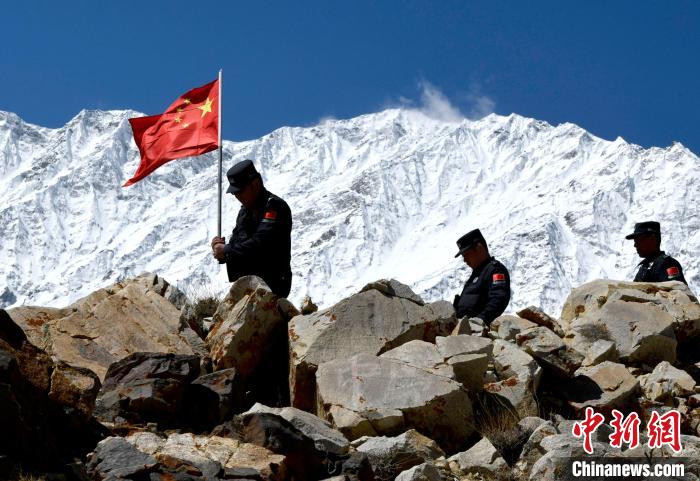 底雅邊境派出所民警夏永軍(左一)在巡邏中。