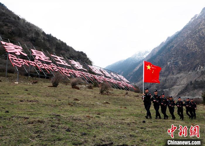 山南邊境管理支隊玉麥邊境派出所民警在轄區(qū)開展巡邏?！∴嶇?攝