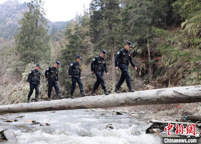 山南邊境管理支隊玉麥邊境派出所民警邊境巡邏途中走過河道上“獨木橋”?！∴嶇?攝