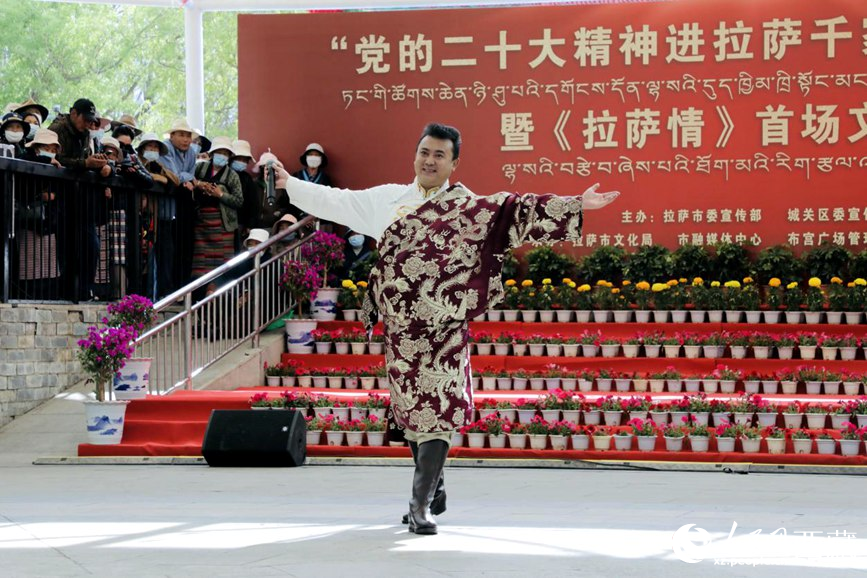 獻(xiàn)唱《夏爾巴》。人民網(wǎng) 次仁羅布攝