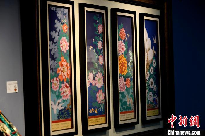 圖為5月16日，展覽中新創(chuàng)唐卡作品《四季花》?！±盍?攝
