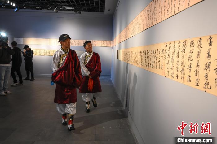 圖為學(xué)生參觀黃庭堅(jiān)書(shū)法文獻(xiàn)展?！≮w朗 攝