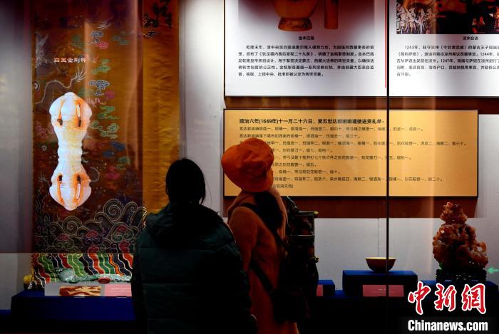 圖為5月18日，觀眾正在欣賞展覽?！±盍?攝