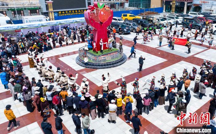 圖為“極地那曲 天際之旅”2023西藏那曲“中國旅游日”音樂美食嘉年華活動現(xiàn)場?！∧乔形幕吐糜尉止﹫D