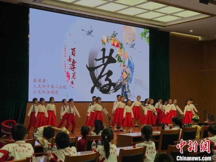 圖為中國人民大學(xué)附屬中學(xué)第二分校的小朋友們合唱?！￡惤ㄐ?攝
