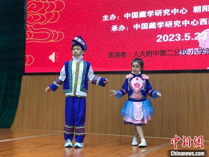 圖為中國人民大學(xué)附屬中學(xué)第二分校的小朋友們展示民族服飾。　陳建新 攝