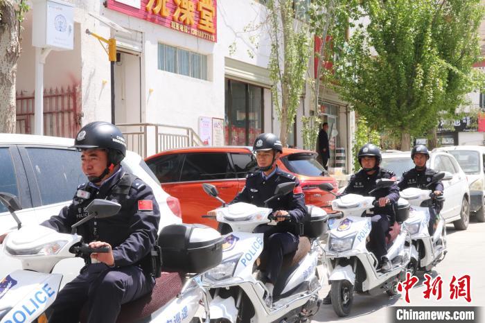 民警騎著電瓶車在轄區(qū)巡邏走訪?！↑S創(chuàng)偉 攝