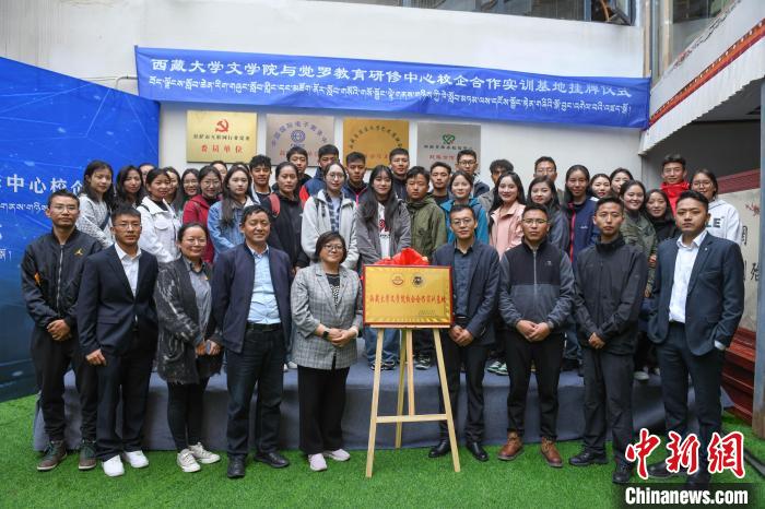 圖為揭牌儀式上合影?！∝暩聛硭?攝