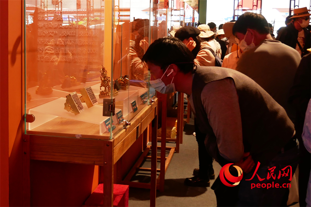 觀眾正在展區(qū)參觀。人民網(wǎng) 韋衍行攝