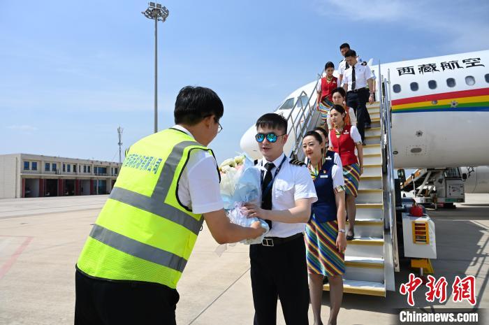 圖為機(jī)組順利抵達(dá)后獲贈(zèng)祝賀?！≮w朗 攝