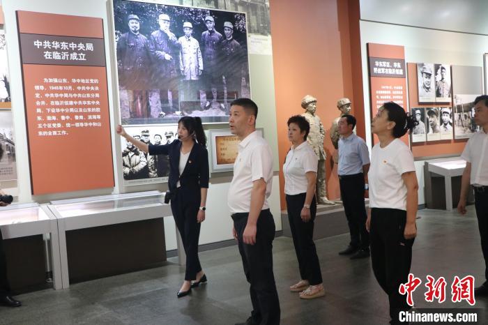 圖為西藏航空一行在臨沂市沂蒙革命紀(jì)念館開展主題教育活動(dòng)?！〗?攝