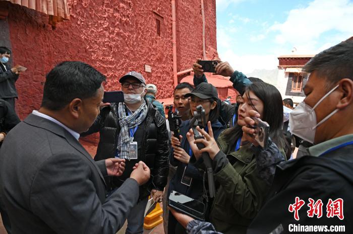 圖為中外媒體采訪布達拉宮管理處相關(guān)負責(zé)人?！≮w朗 攝