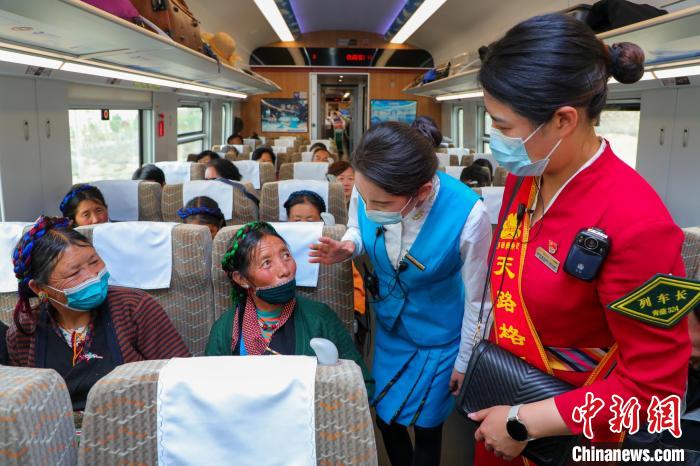 農(nóng)牧民乘坐高原復(fù)興號動車組出行?！≈軔傁?攝