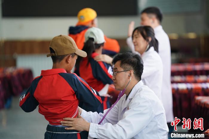 6月26日，西藏日喀則特校的孩子參加先心病篩查?！√K丹 攝