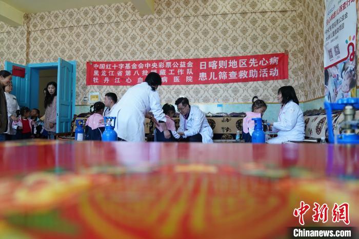 6月27日，西藏康馬縣雙語(yǔ)幼兒園的孩子參加先心病篩查?！√K丹 攝