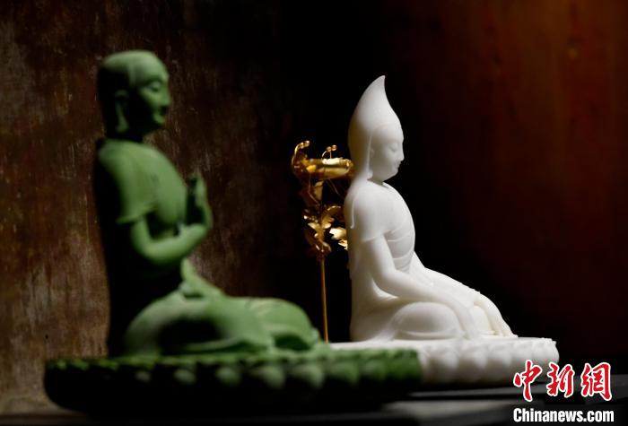 圖為展覽中圍繞西藏歷史與傳統(tǒng)創(chuàng)作的雕塑作品?！±盍?攝