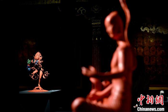 圖為展覽中圍繞西藏歷史與傳統(tǒng)創(chuàng)作的雕塑作品。　李林 攝