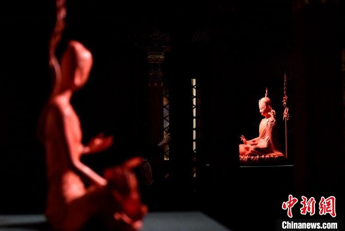 圖為展覽中圍繞西藏歷史與傳統(tǒng)創(chuàng)作的雕塑作品?！±盍?攝