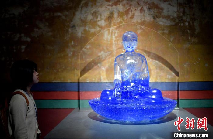 圖為觀眾正在欣賞展覽中的雕塑作品。　李林 攝
