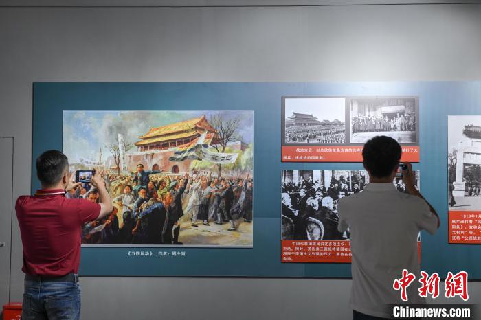 圖為市民參觀《曙光·偉業(yè)——五四運(yùn)動(dòng)與中國(guó)共產(chǎn)黨的成立》“七一”特展?！∝暩聛?lái)松 攝