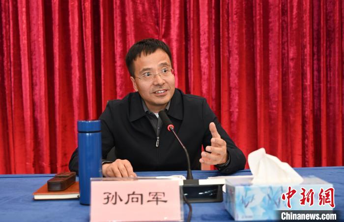 圖為西藏自治區(qū)黨委宣傳部副部長(zhǎng)、自治區(qū)社科院黨組書記孫向軍主持活動(dòng)?！≮w朗 攝