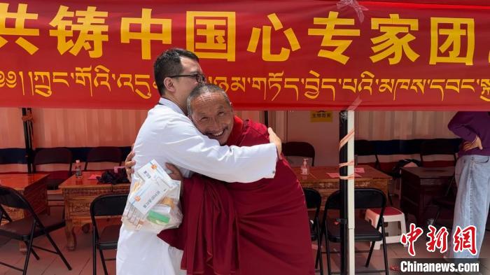西藏自治區(qū)昌都市左貢縣田妥鎮(zhèn)義診點，一位僧人對北京京煤集團總醫(yī)院呼吸科主任醫(yī)師陳亮表示感謝。　曹旭帆 攝