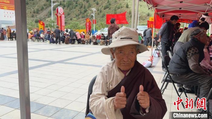 西藏自治區(qū)昌都市左貢縣田妥鎮(zhèn)義診點，藏族奶奶對義診志愿者表示肯定?！〔苄穹?攝