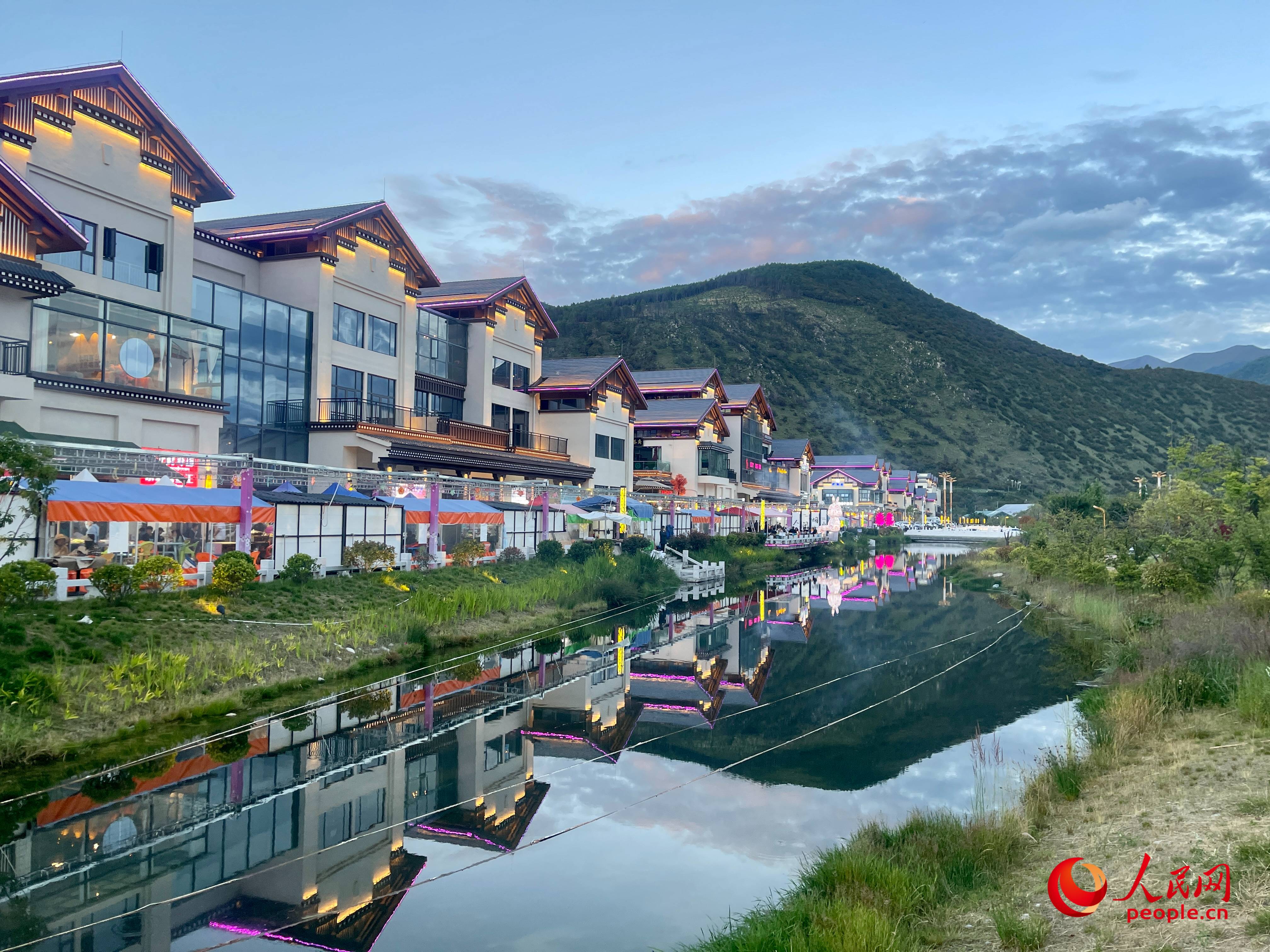 工布公園的一角，風(fēng)景秀麗。人民網(wǎng) 周靜圓攝