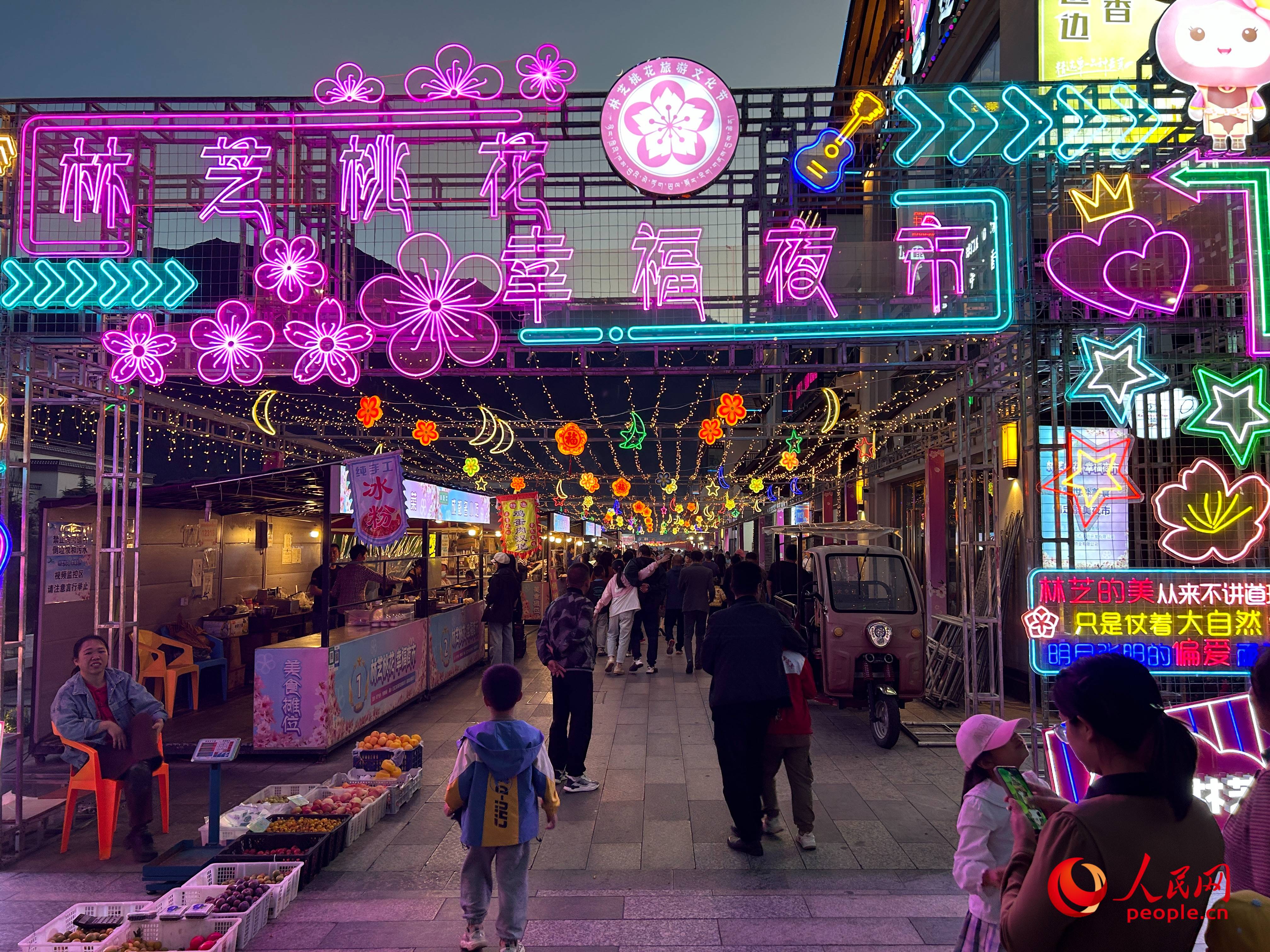 工布公園里的夜市，人來人往。人民網(wǎng) 周靜圓攝