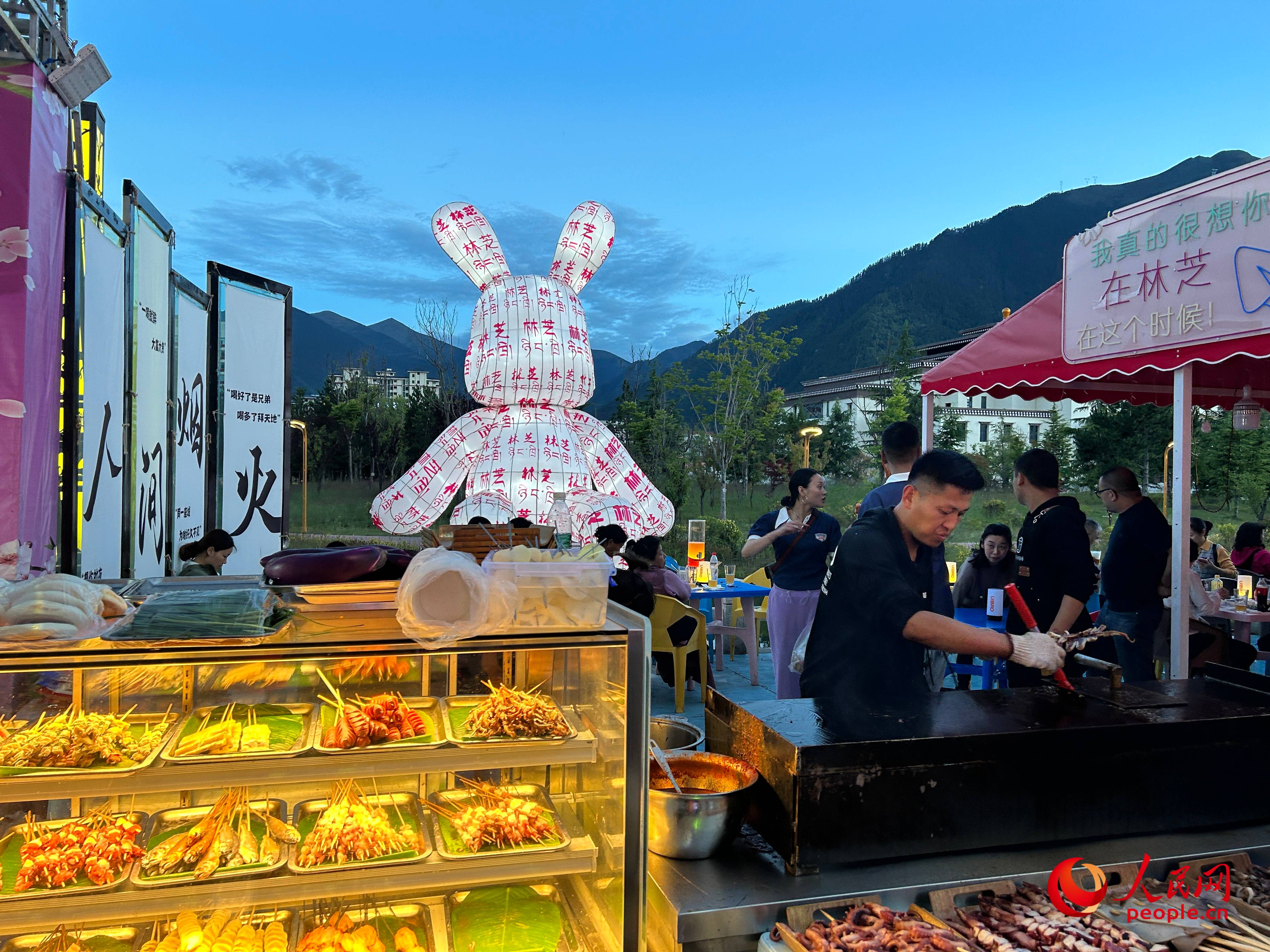 工布公園里的夜市，滿滿“煙火氣”。人民網(wǎng) 周靜圓攝