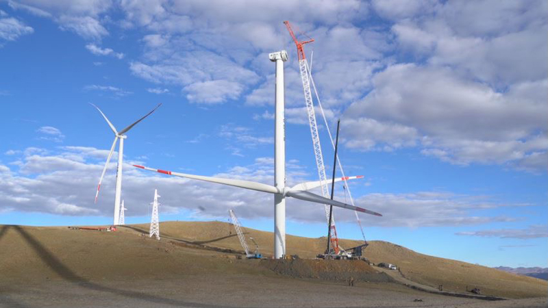 西藏措美哲古風(fēng)電場首批3.6兆瓦風(fēng)電機組吊裝。受訪者供圖