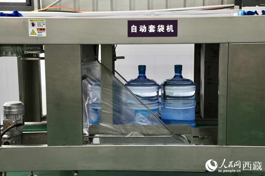 “色達(dá)牙泉”礦泉水（桶裝水）生產(chǎn)加工基地。人民網(wǎng)記者 次仁羅布攝