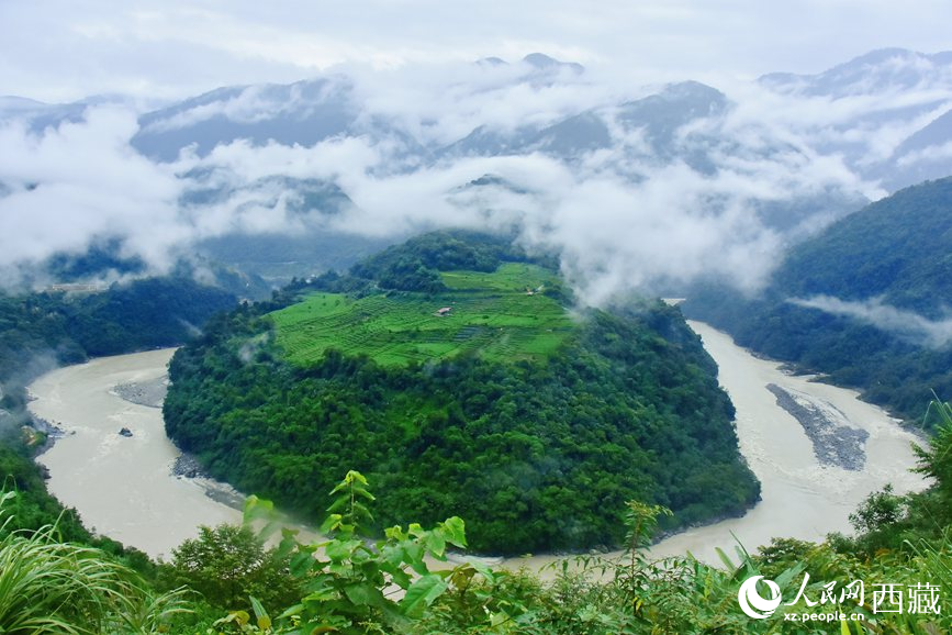云海里的果果塘大拐彎。人民網(wǎng) 李海霞攝