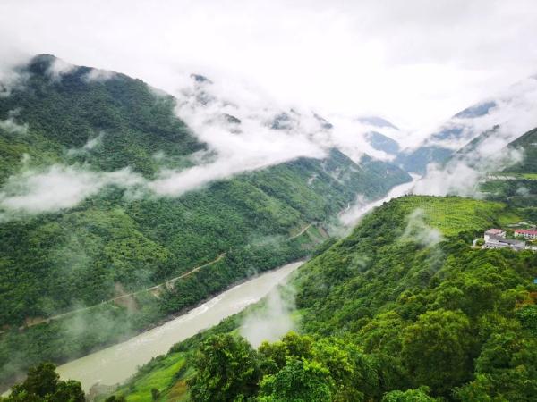 幾代建設(shè)者，歷經(jīng)半個(gè)多世紀(jì)完成！這是一條怎樣的公路？