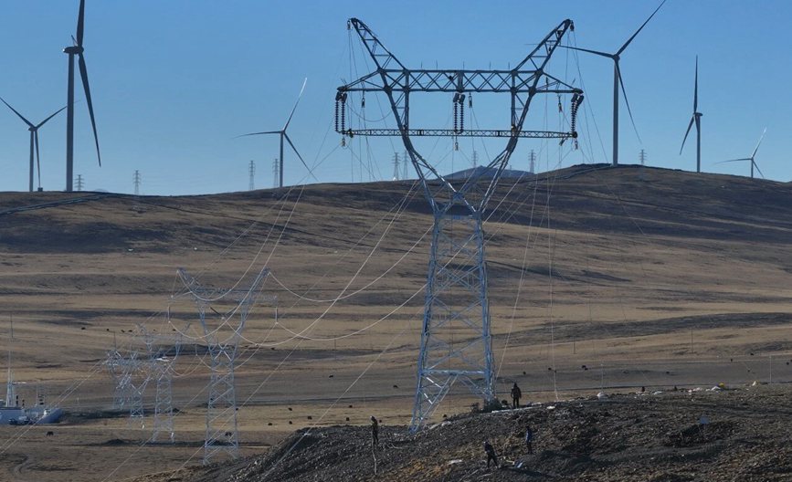那曲市色尼區(qū)國能100兆瓦風電11千伏送電工程現(xiàn)場。拉巴平措攝